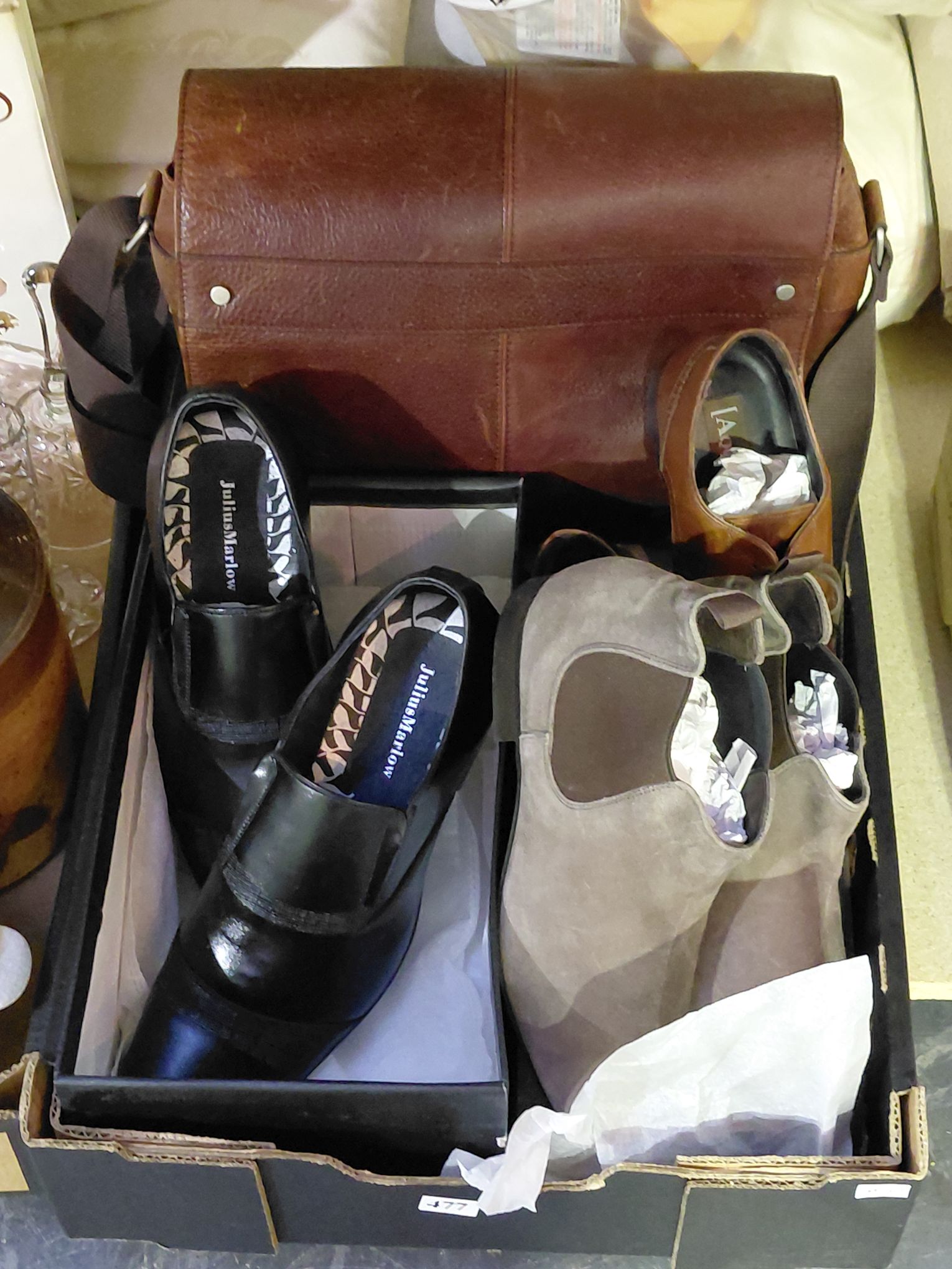 477 · GENTLEMEN'S SHOES AND WORK BAG