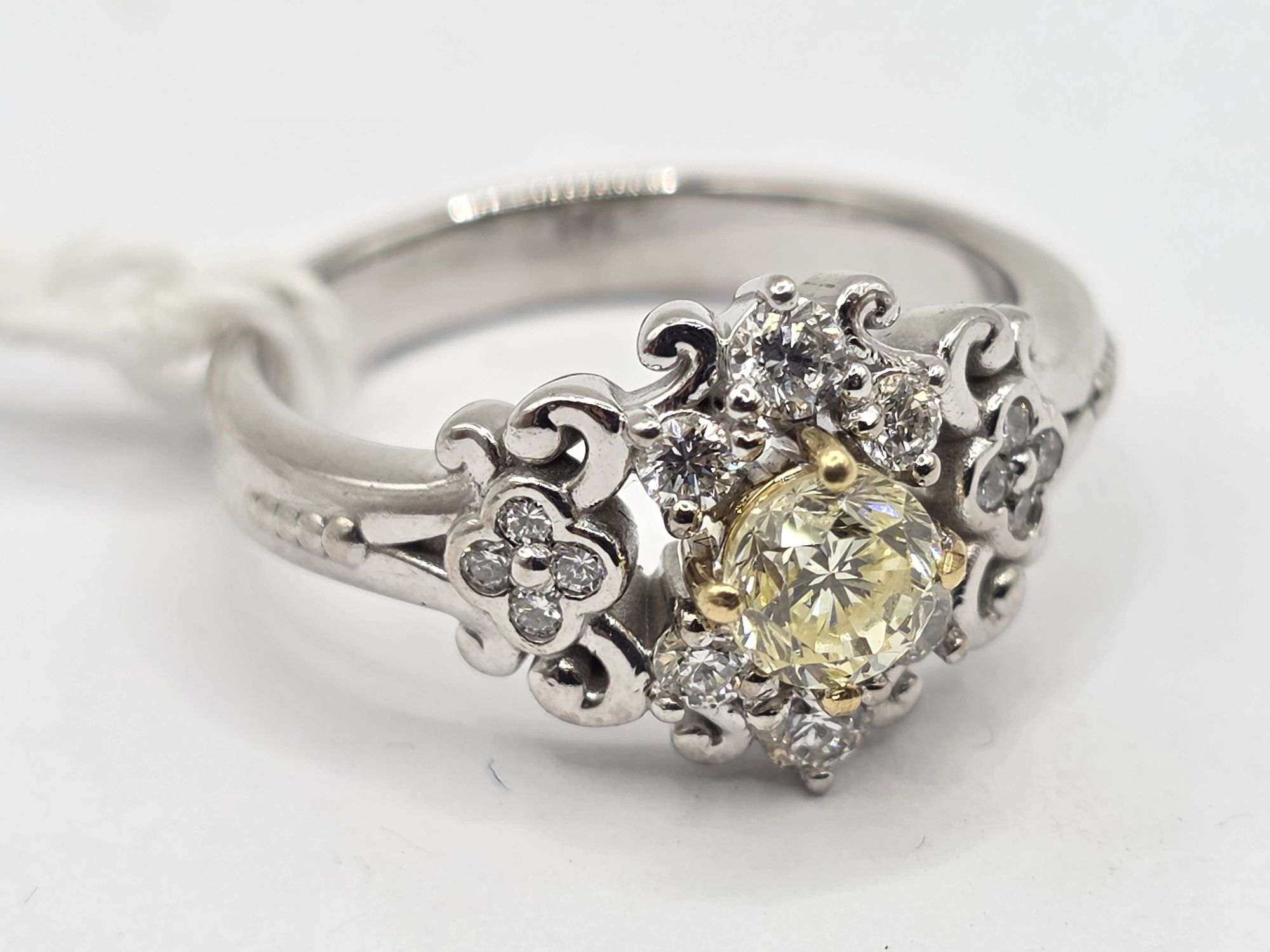 258 · 18CT GOLD FANCY YELLOW DIAMOND RING