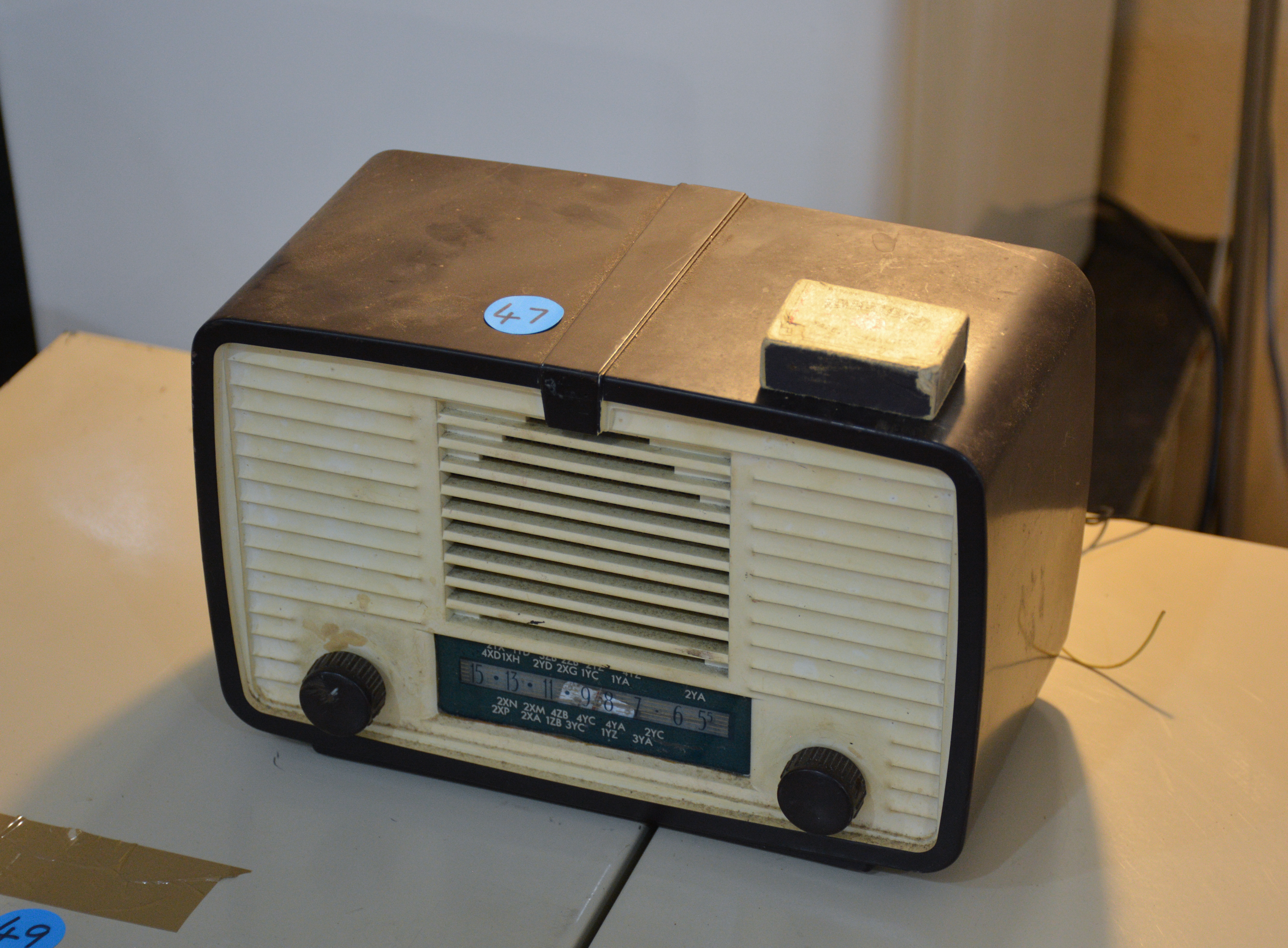 Cute Bakelite Vintage Radio — sold at auction in New Zealand for $5