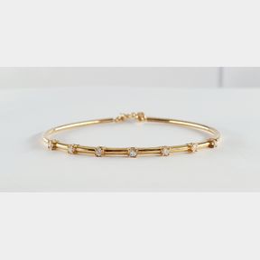 18CT YELLOW GOLD BANGLE WITH 7 DIAMONDS TOTAL 0.210CT COLOUR IJ CLARUTY VS/SI - 51929/3550