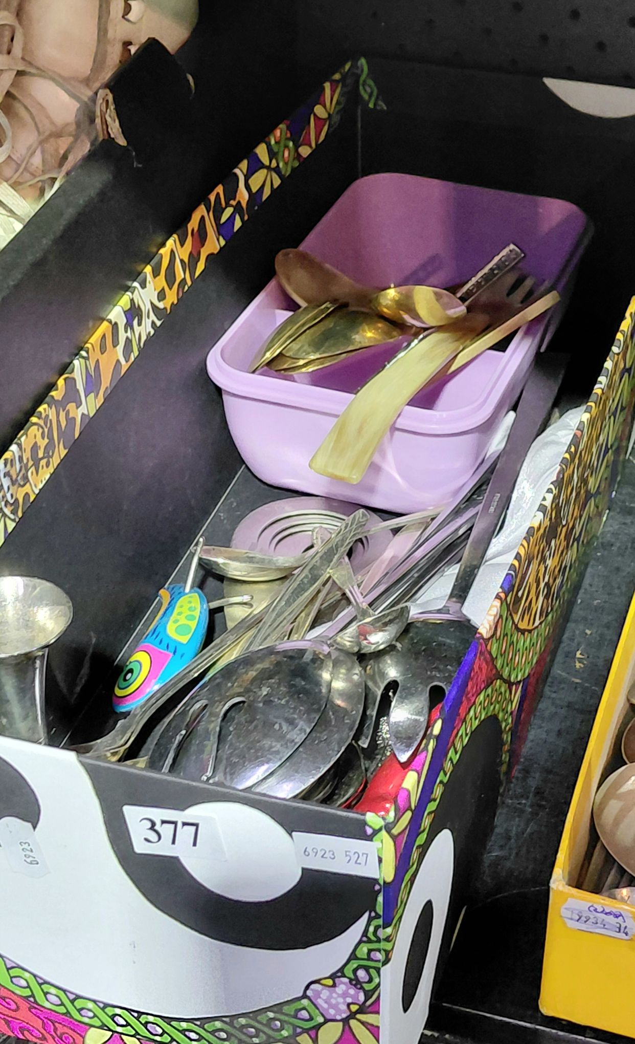 377 · CUTLERY AND CRAB CRACKERS