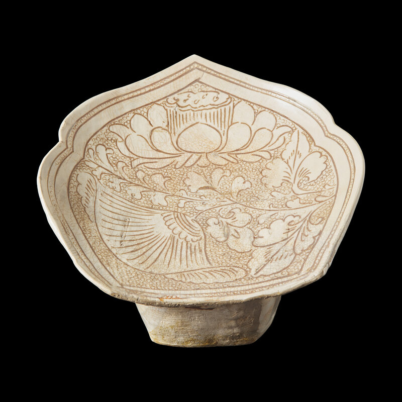 A Chinese Cizhou Stoneware 'Lotus' Pillow, Northern Song/Jin Dynasty 
北宋/金 磁州窰珍珠地劃花蓮紋瓷枕