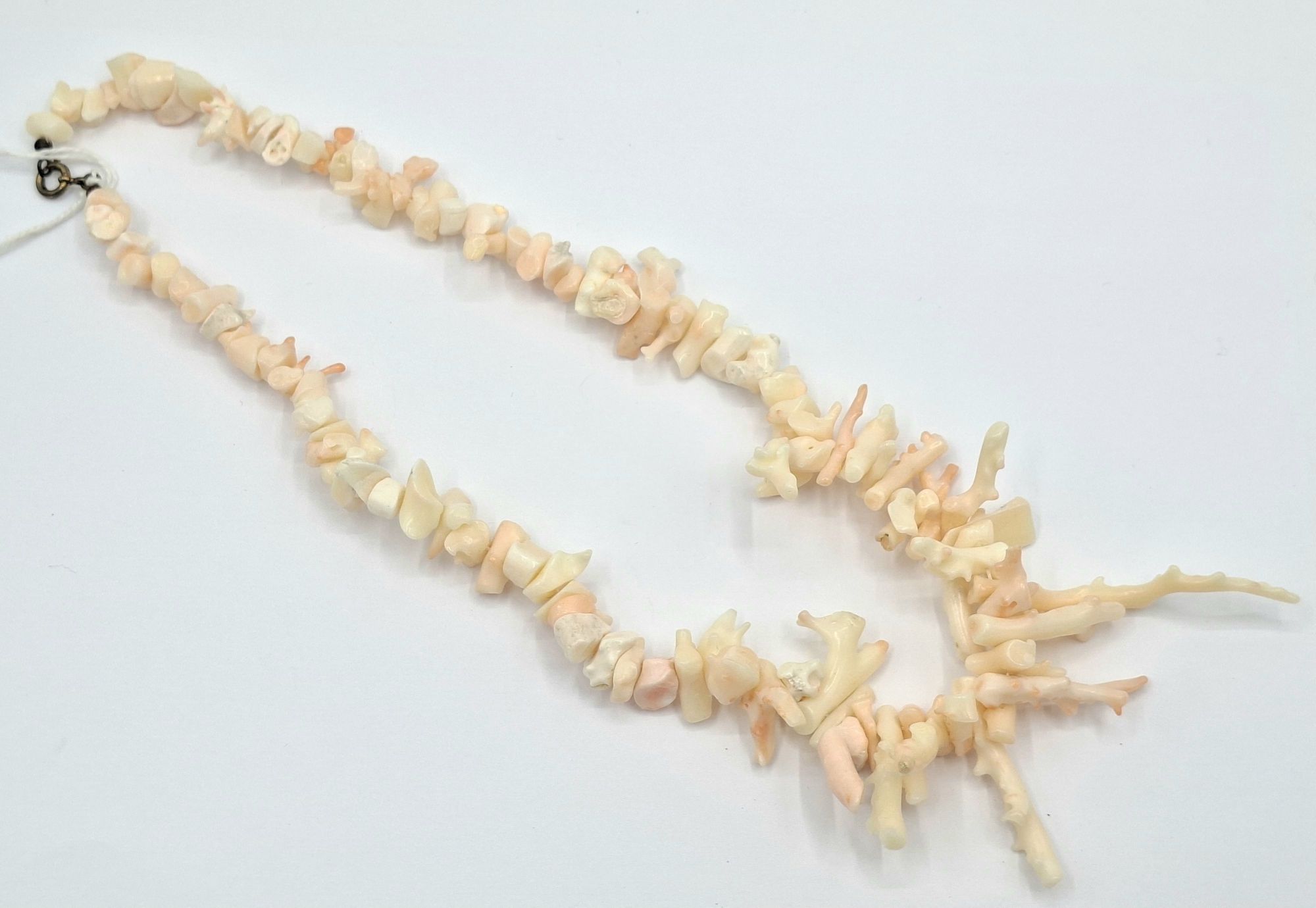 1082 · WHITE TO PINK COLOUR CORAL NECKLACE
