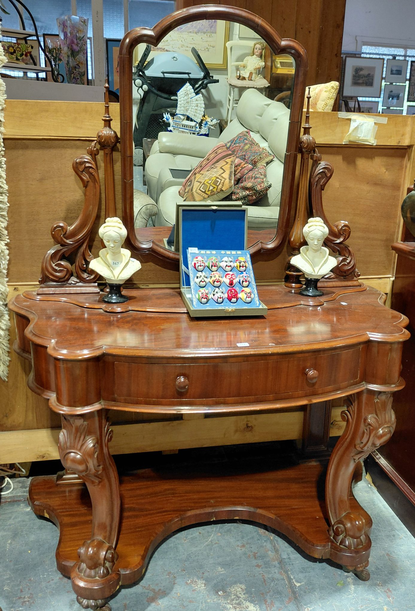 166 · VICTORIAN MAHOGANY DRESSING TABLE