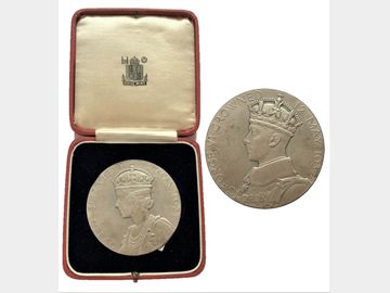 1937 GEORGE VI LARGE SILVER 57mm CORONATION MEDAL IN CASE OF ISSUE.