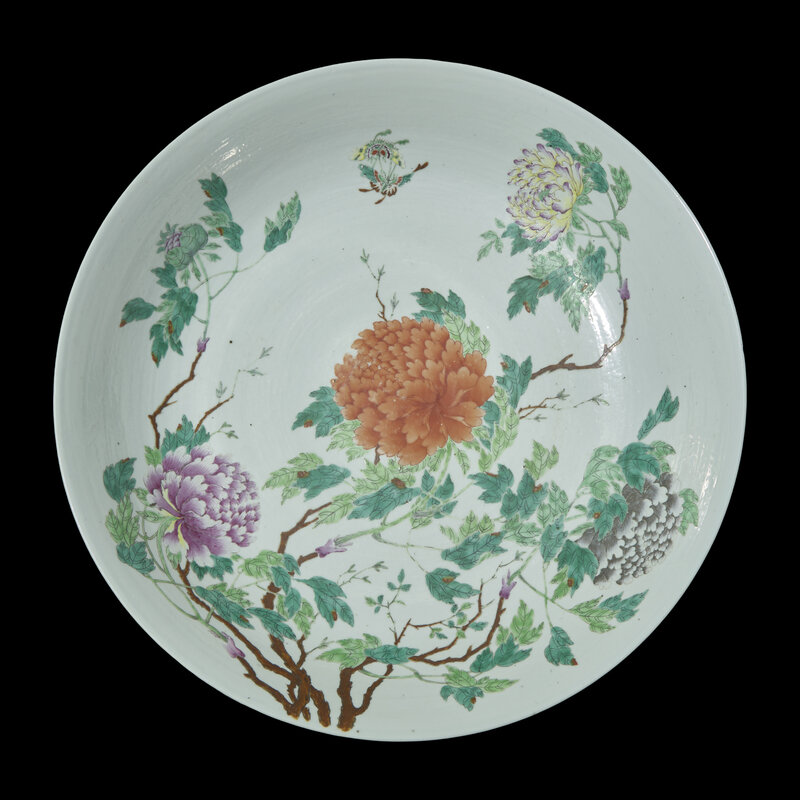 A Large Chinese Famille Rose Porcelain 'Butterflies and Peonies' Charger, Late Qing/Republic Period
晚清/民國 粉彩蝶戀花大盤