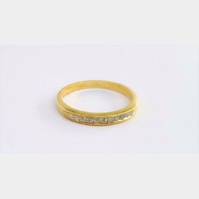 STUNNING YELLOW GOLD RING WITH 11 ROUND DIAMONDS