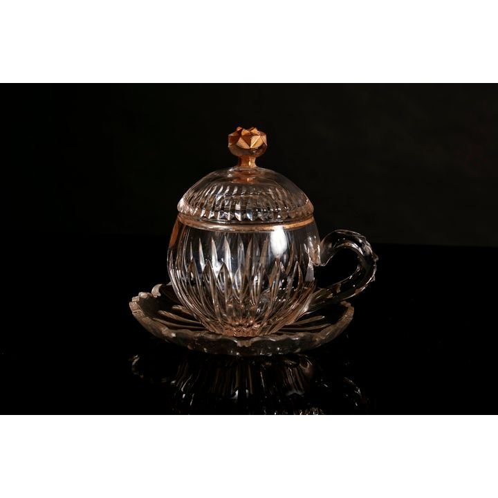 Petite tasse couverte sur assiette en cristal de Bohême