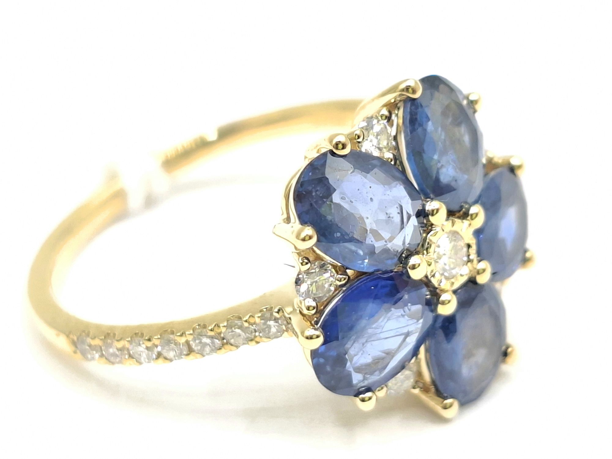 1146 · 9CT GOLD FLORAL RING
