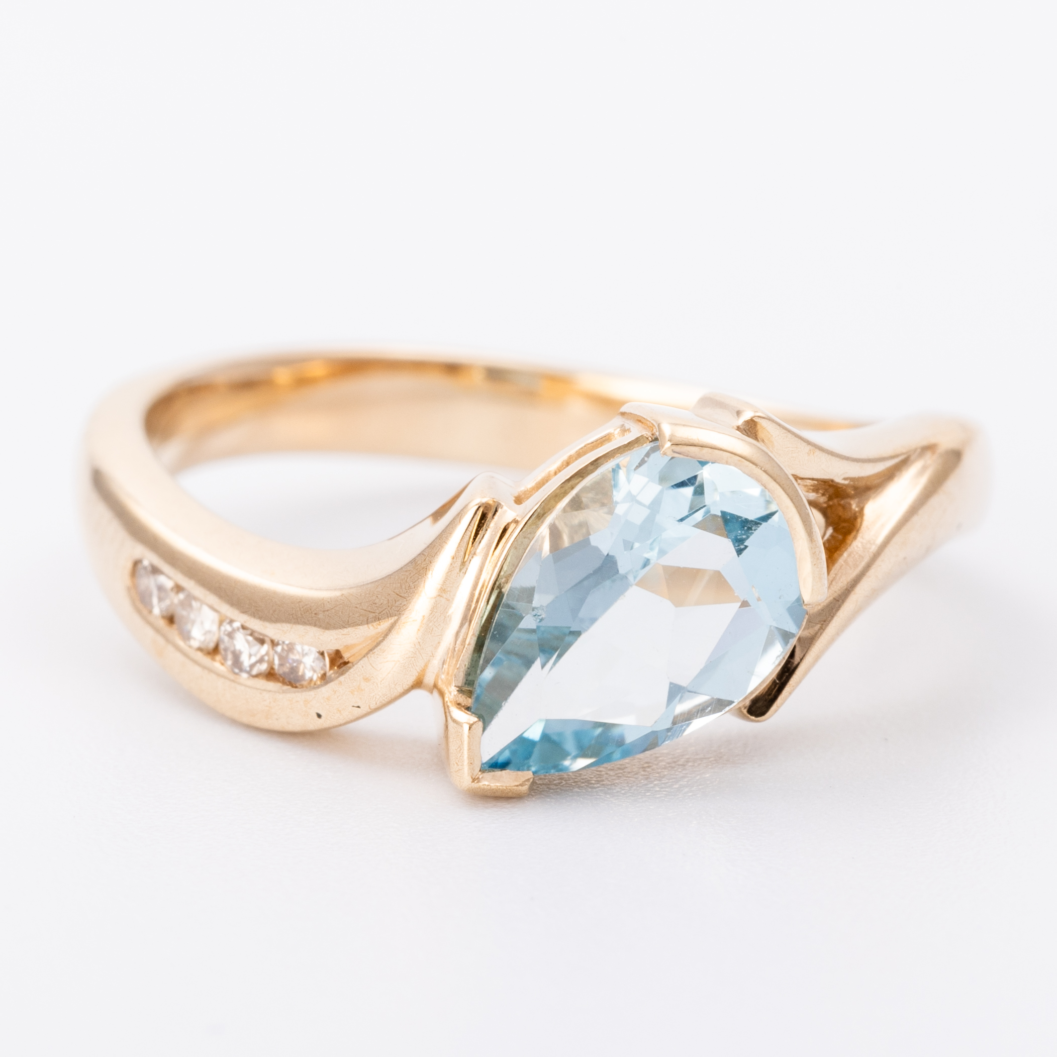 146 · Blue Topaz & Diamond Ring 9ct Gold