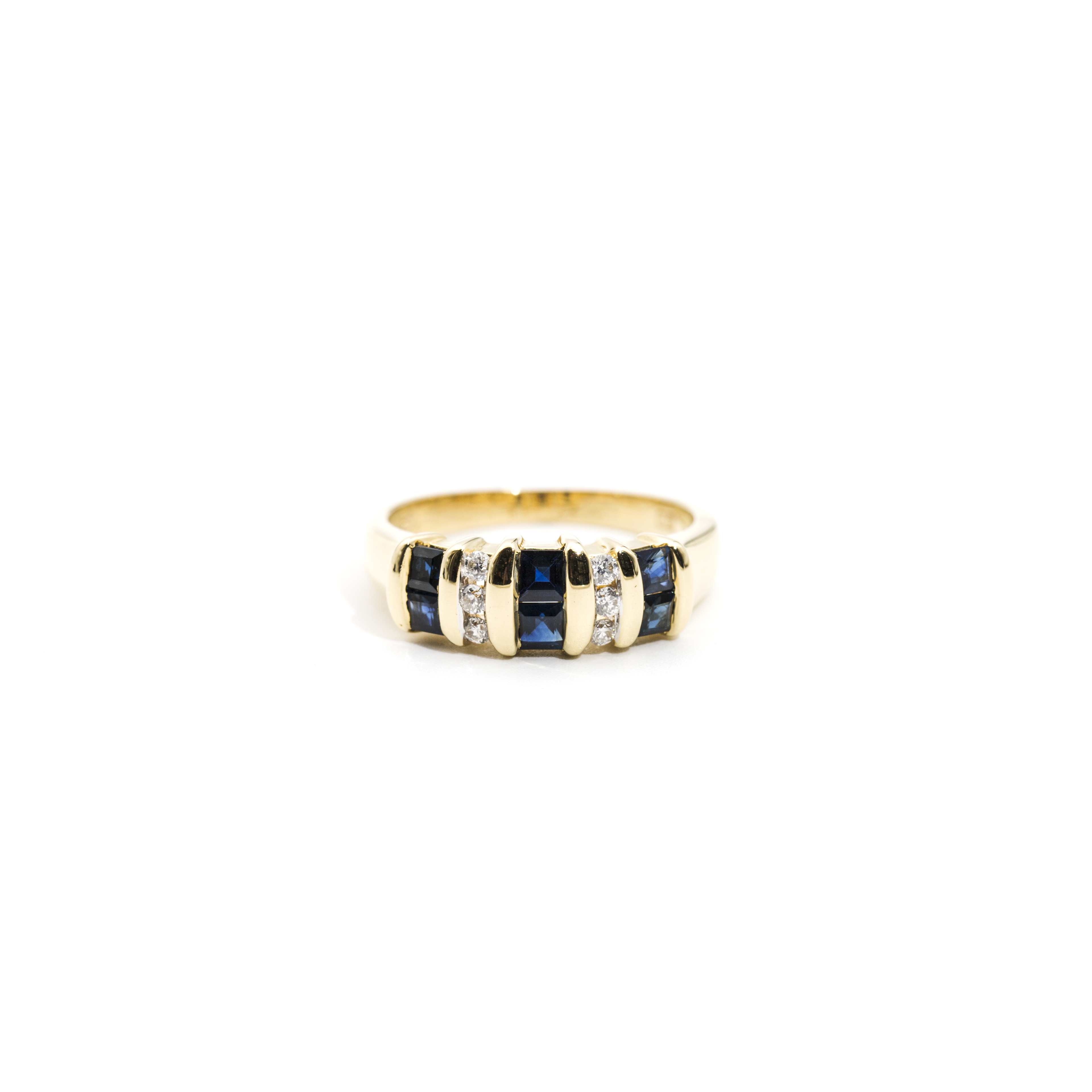 484. · 18ct Gold Sapphire & Diamond  Ring 4.9g