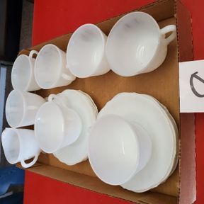 White Depression glass (Monax American Sweetheart)