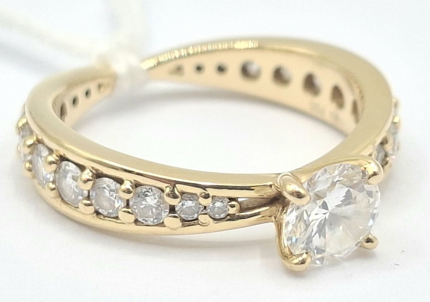 362 · 18CT GOLD DIAMOND RING