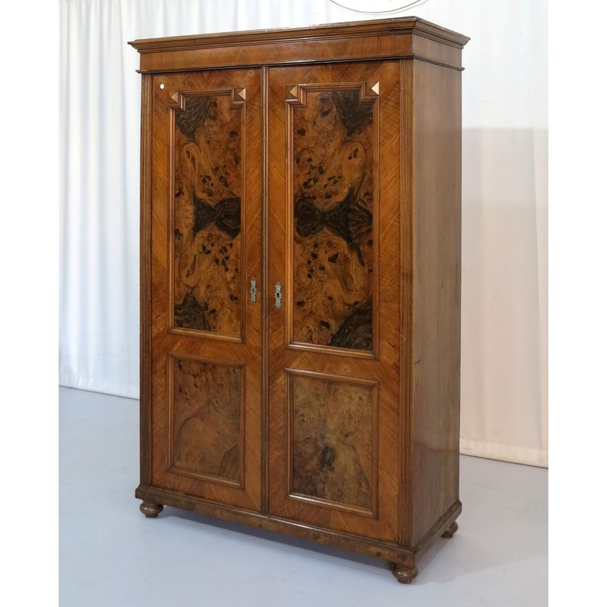 EARLY 20TH CENTURY WALNUT CUPBOARD