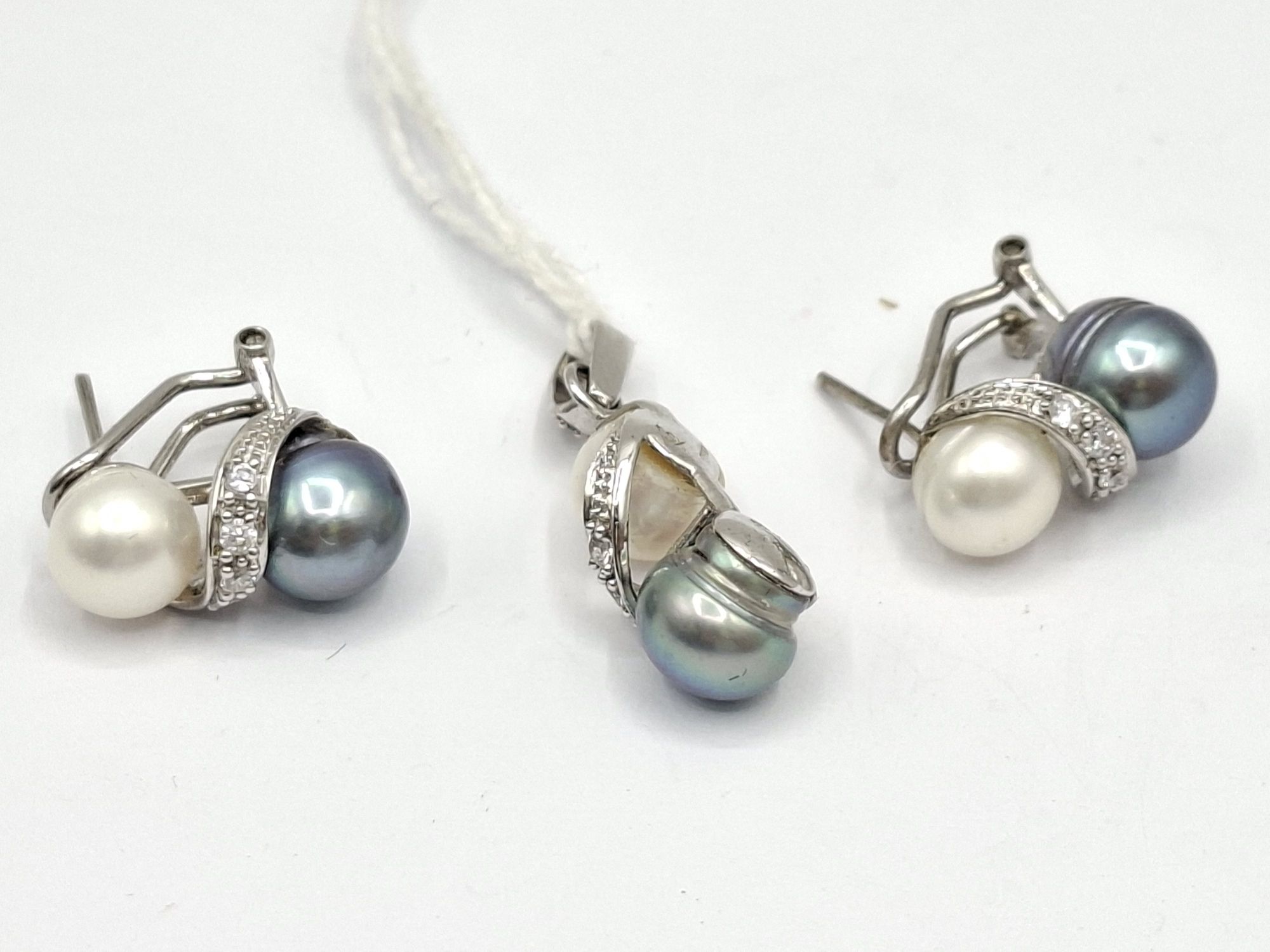 1143 · STERLING SILVER AND PEARL SUITE OF JEWELLERY