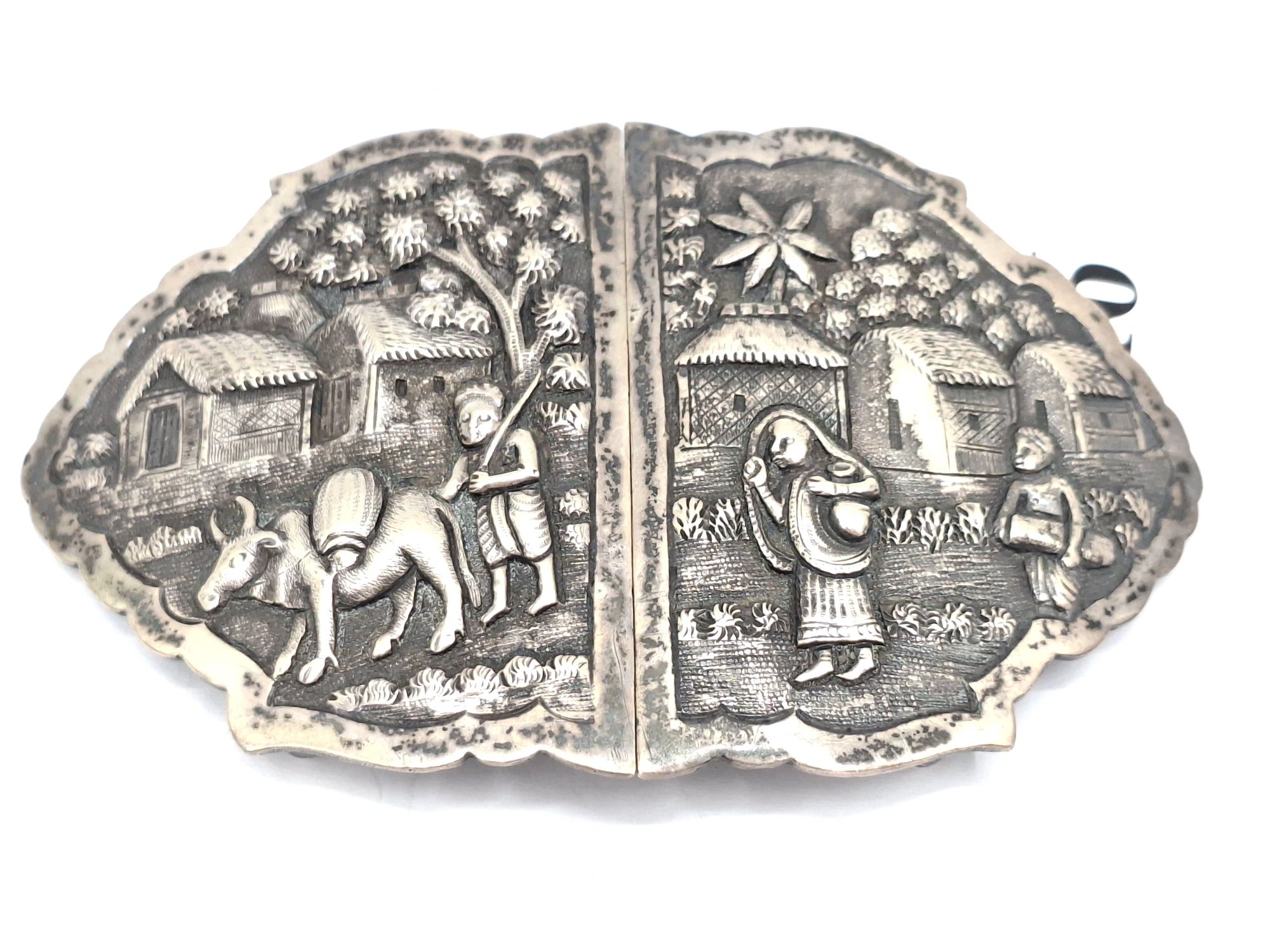 1116 · SILVER EMBOSSED BELT BUCKLE