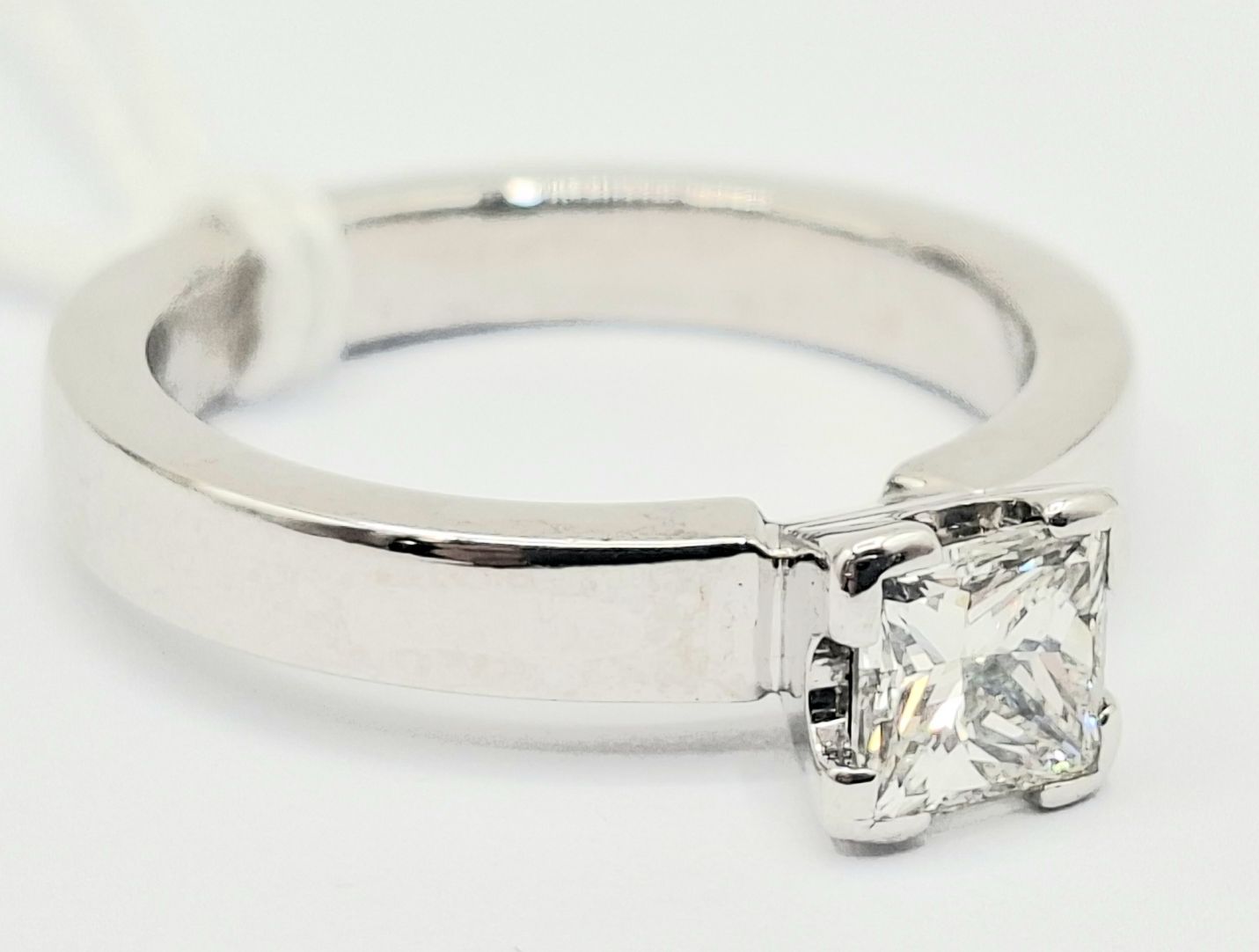 338 · 18CT GOLD DIAMOND SOLITAIRE RING
