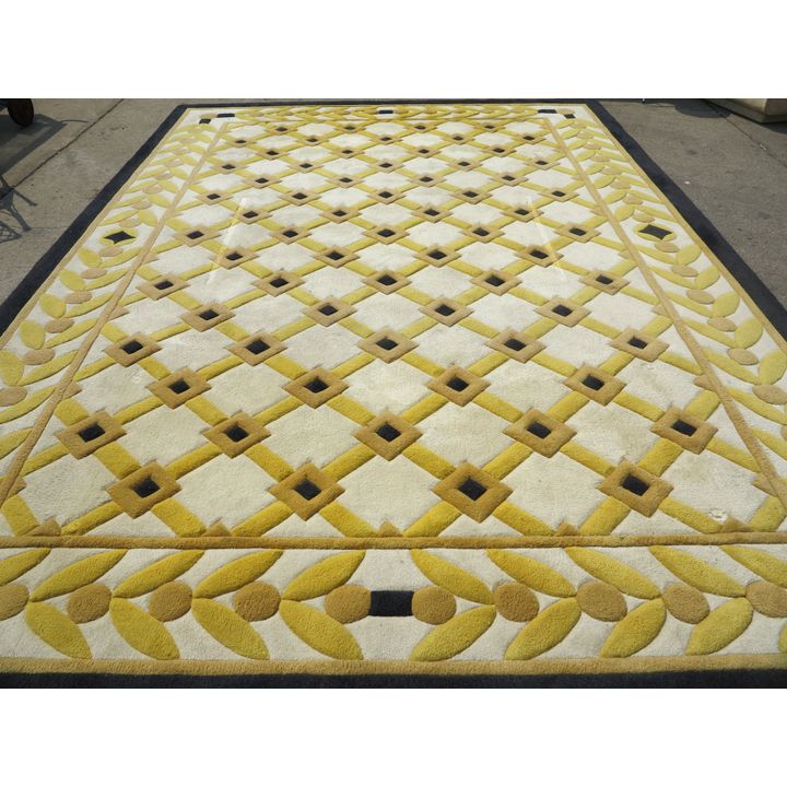 LARGE HUGGY MACHINE MADE CARPET