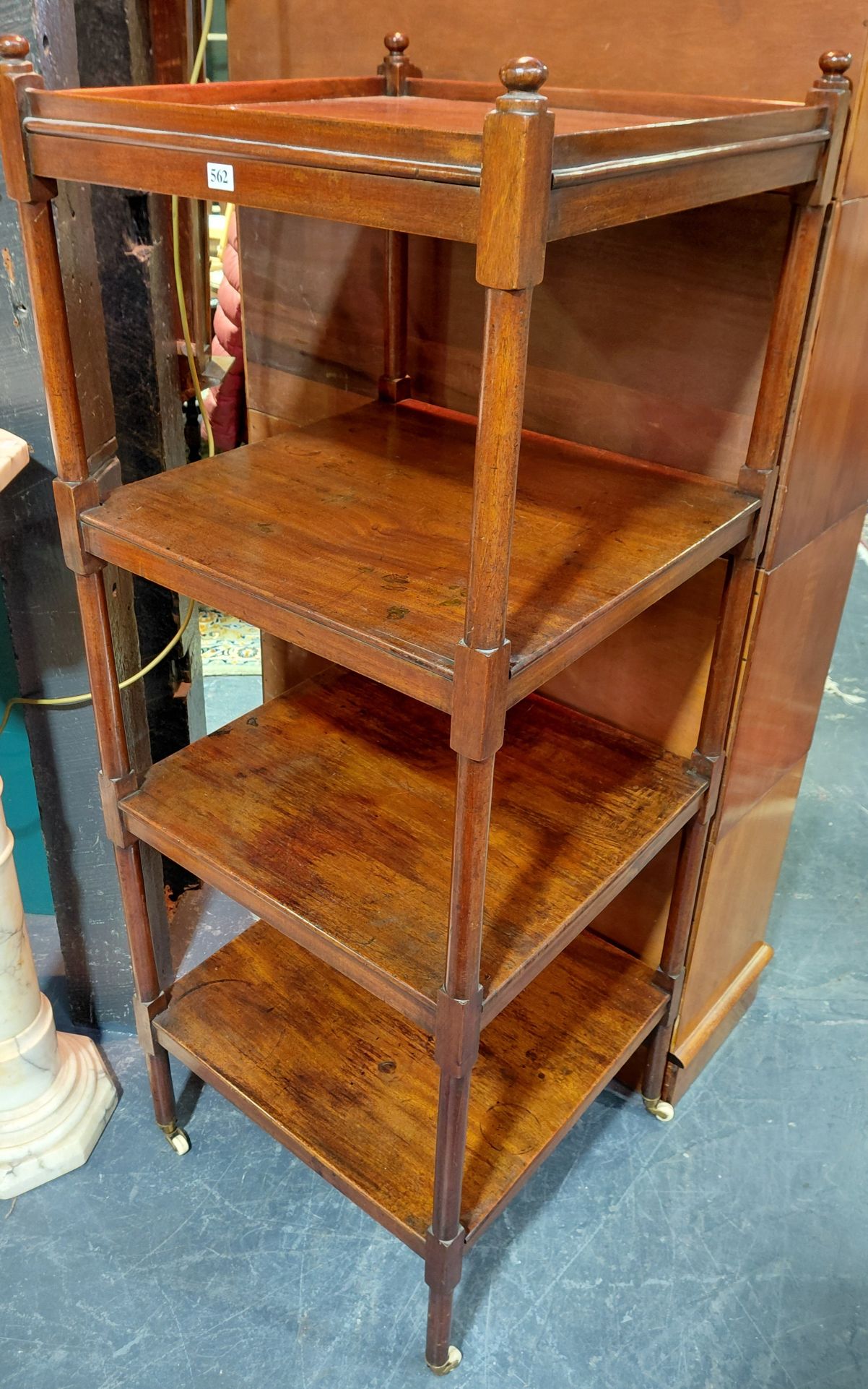 562 · GEORGIAN MAHOGANY WHAT-NOT