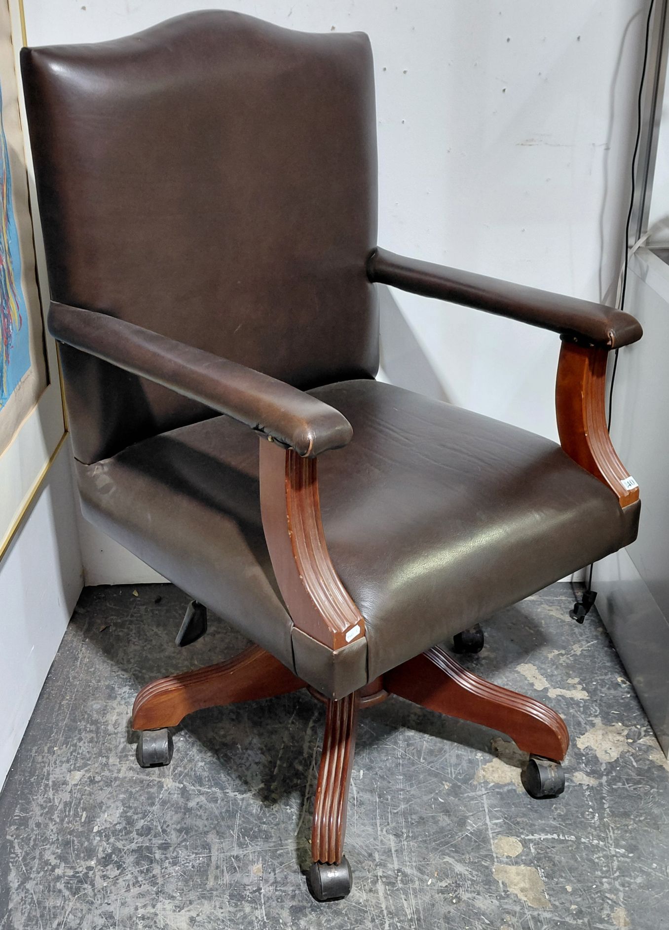 240 · EXECUTIVE OFFICE CHAIR