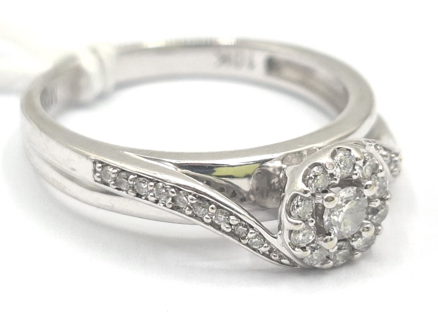 278 · 10CT GOLD DIAMOND RING
