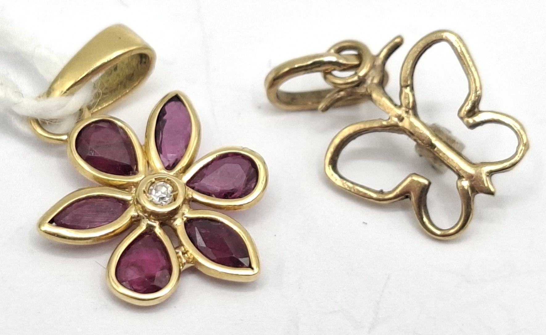 1141 · 9CT GOLD PENDANTS