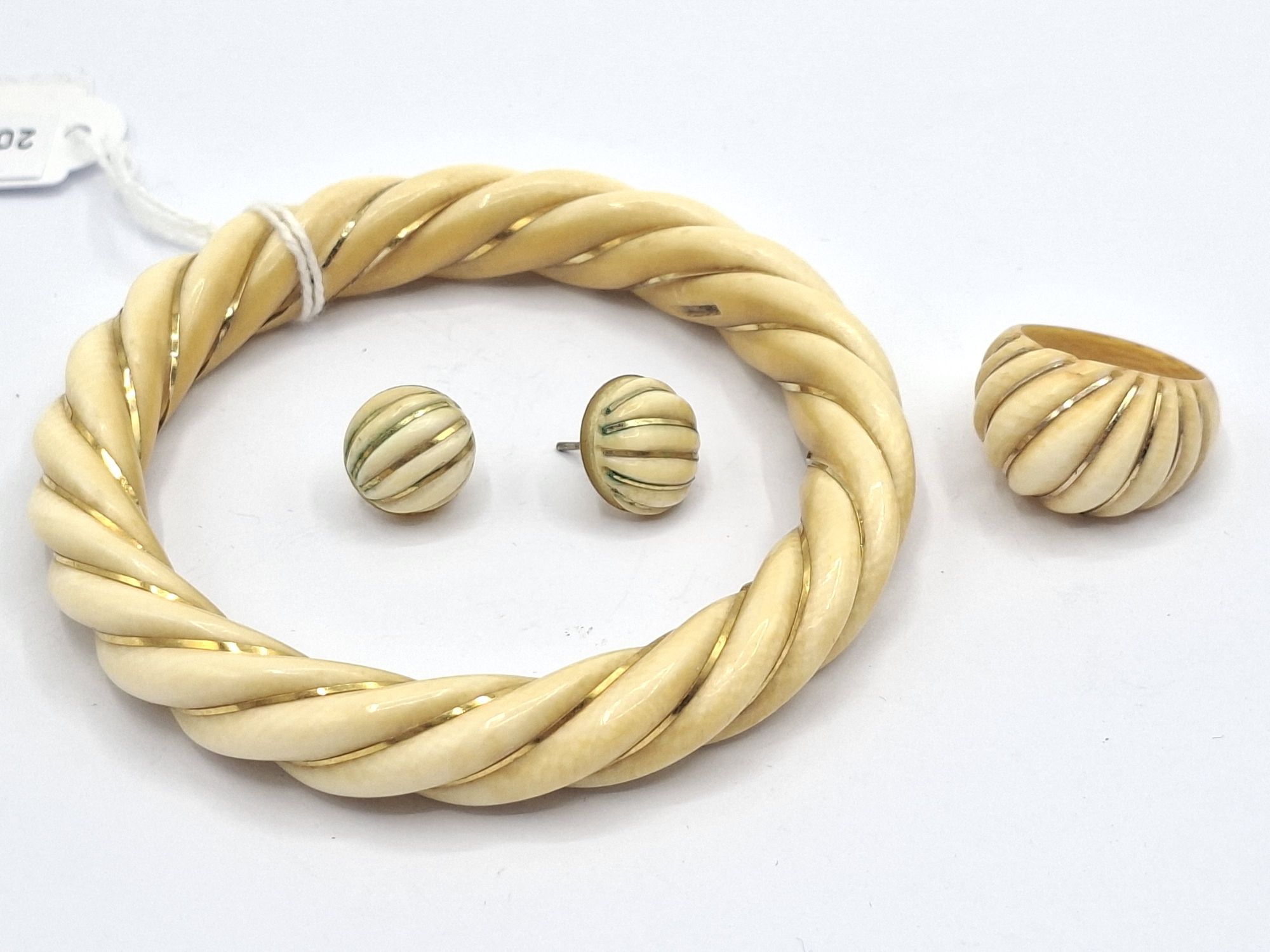 1078 · SUITE OF IVORY JEWELLERY