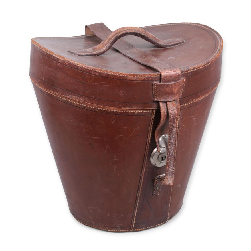 Zestaw cylinder, melonik i kufer