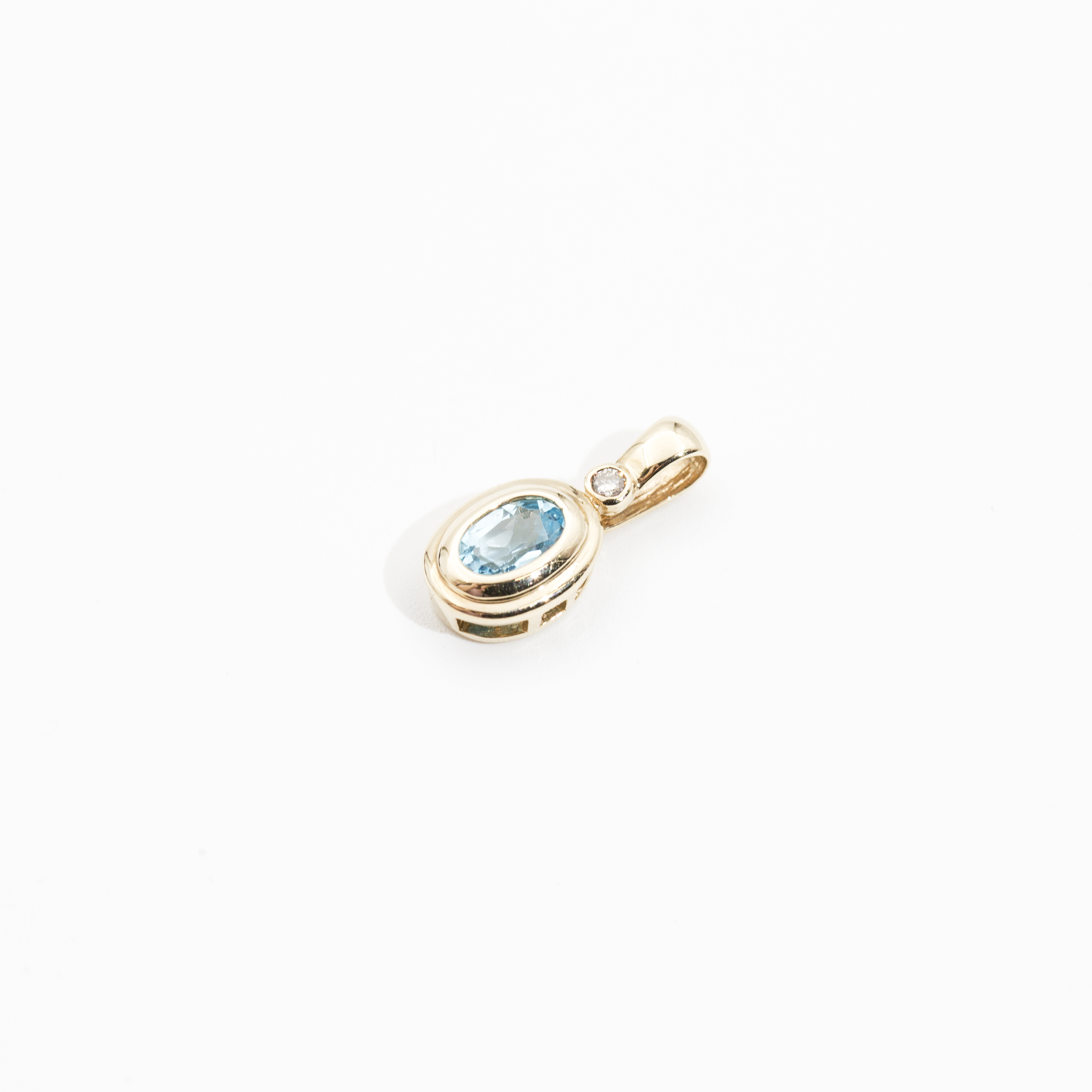 383. · 9ct gold & topaz pendant 0.90g