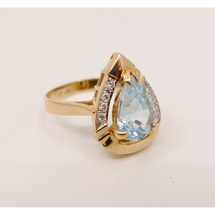 14K, Aquamarine, and Diamond Ring. Size 8.5. 5.4g TW