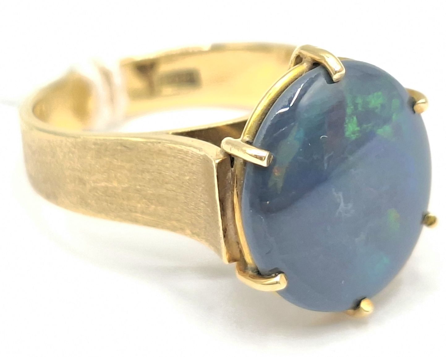 1135 · 18CT GOLD OPAL RING