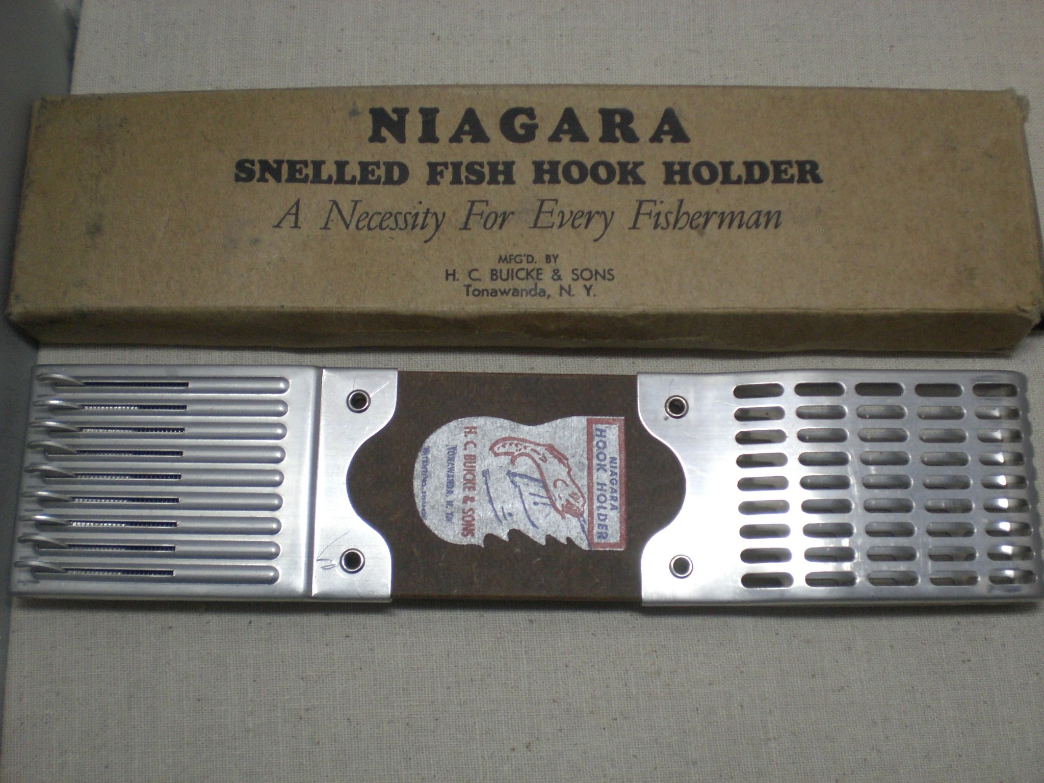 Niagara snelled fish hook holder