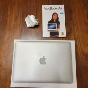 Apple MacBook Air 13.3" / 1.8 GHz / 4GB Ram / 128GB Storage