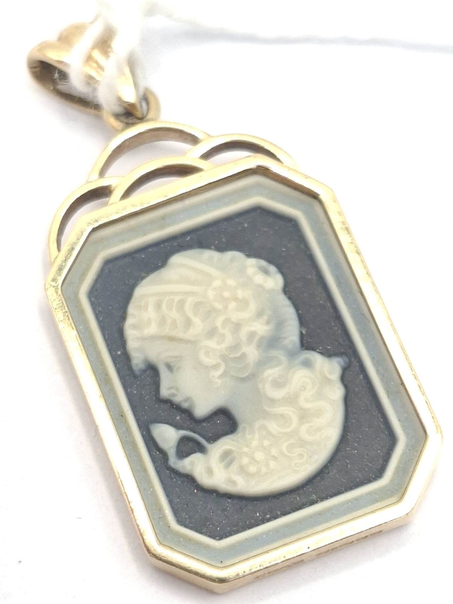 216 · 9CT CAMEO PENDANT