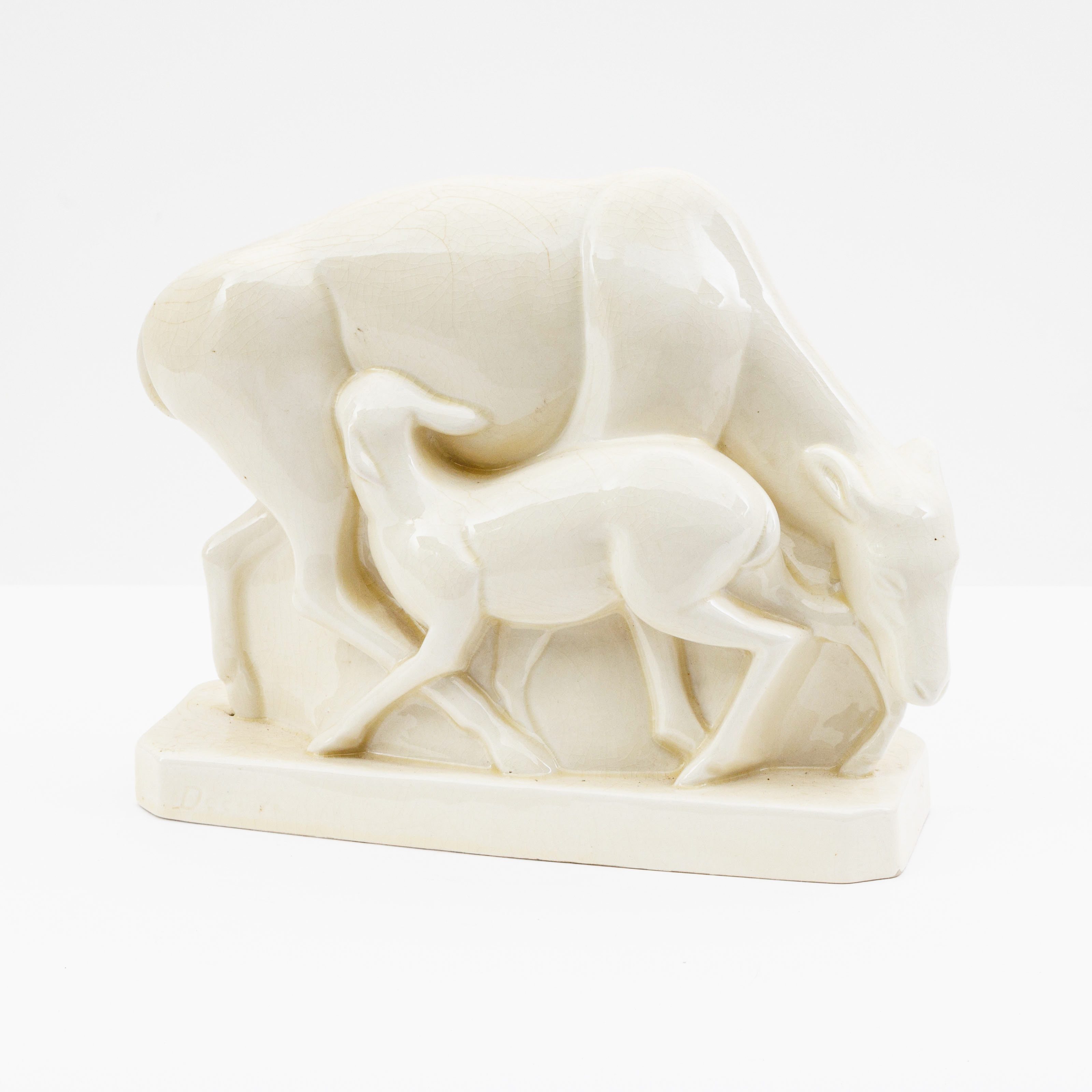 An art deco period white glazed ceramic doe with fawn – kavel bij Bernaerts, Antwerp