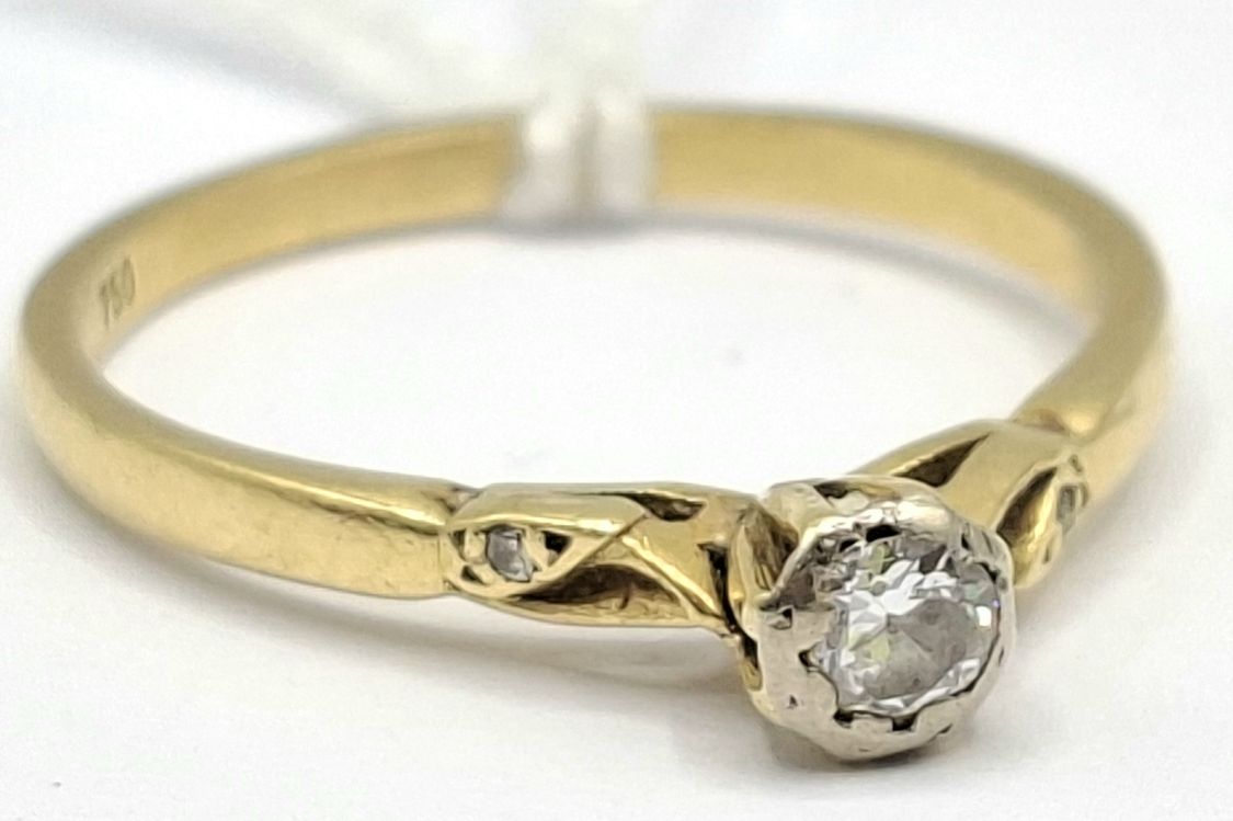 1131 · 18CT GOLD DIAMOND RING
