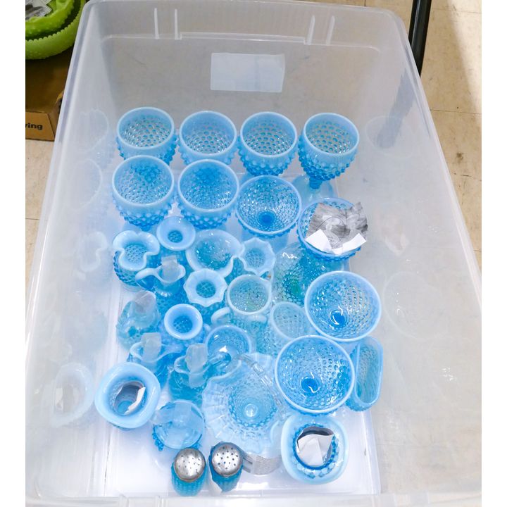Tote 30pc Fenton Blue Hobnail Glass