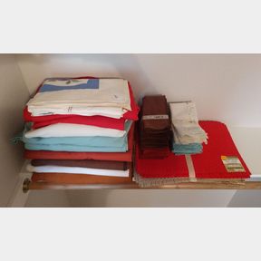 Dining Room Linen Lot - Table Cloths, Napkins, & Place Mats