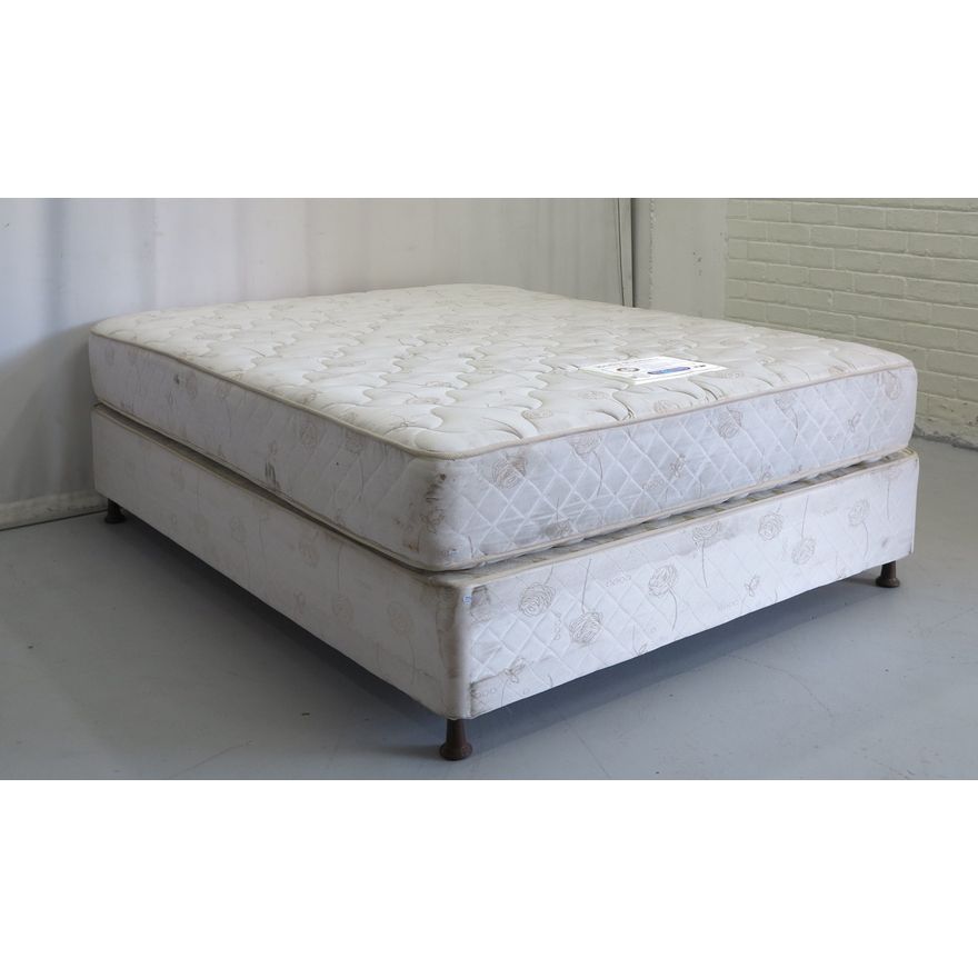 QUEEN SIZED MATTRESS AND BASE Westgate Walding Auctioneers