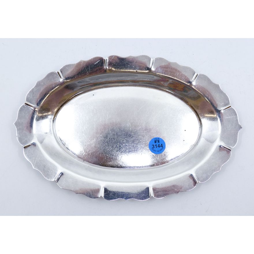 Lunt ''Early Dublin Design'' Sterling Oval Foliate Rim Tray 9.5''