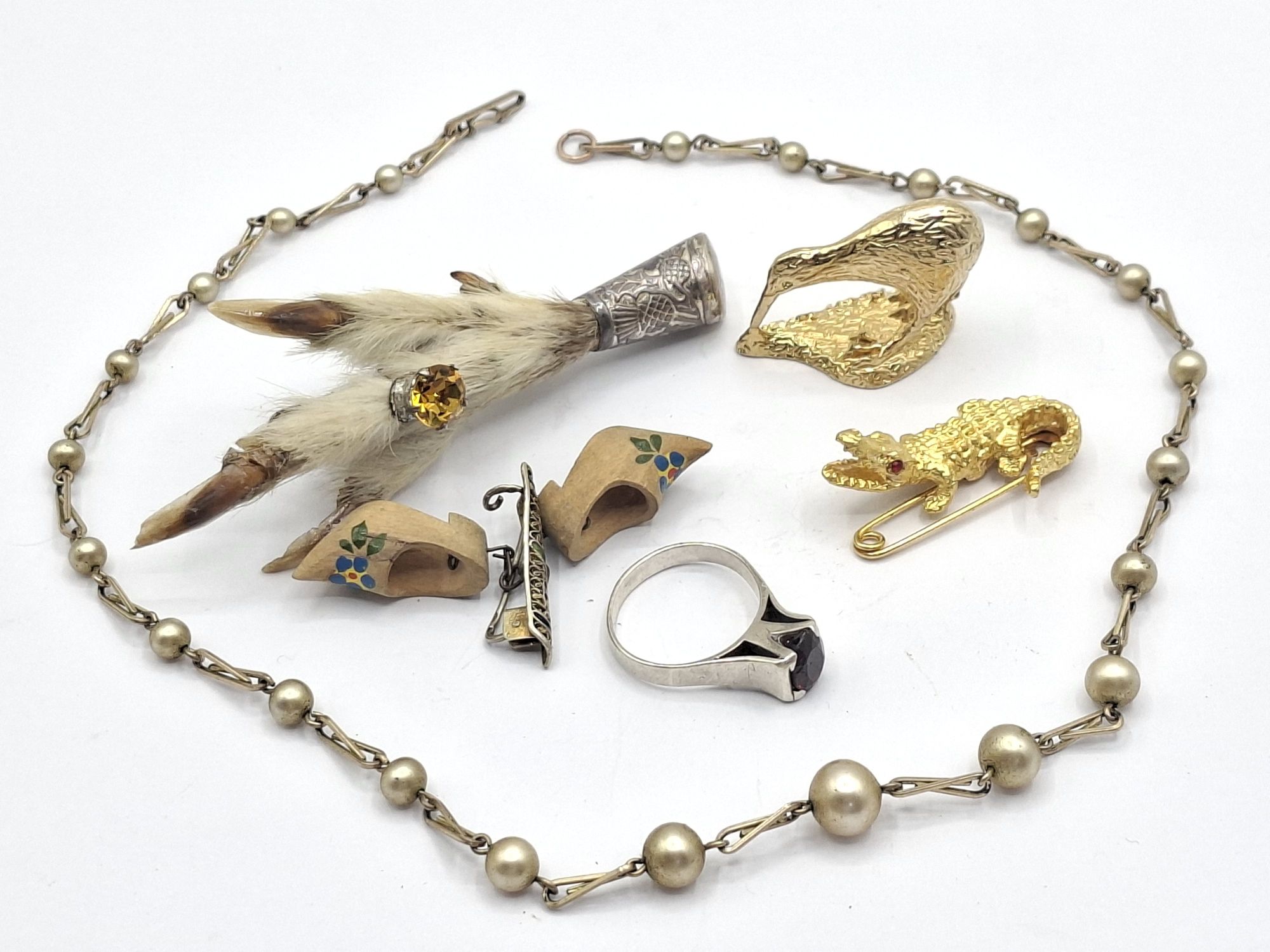 1044 · COLLECTION OF COSTUME JEWELLERY