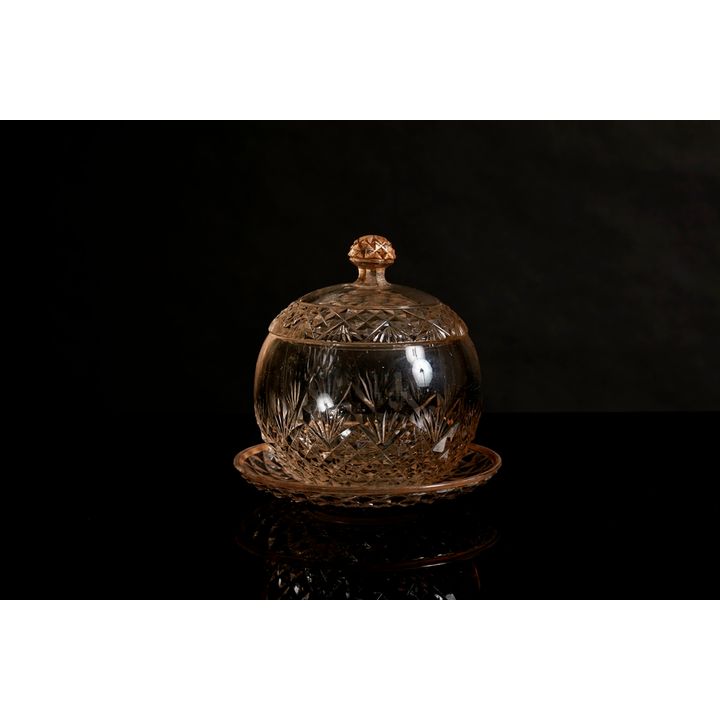 Bonbonnière ronde en cristal de Bohême sur assiette