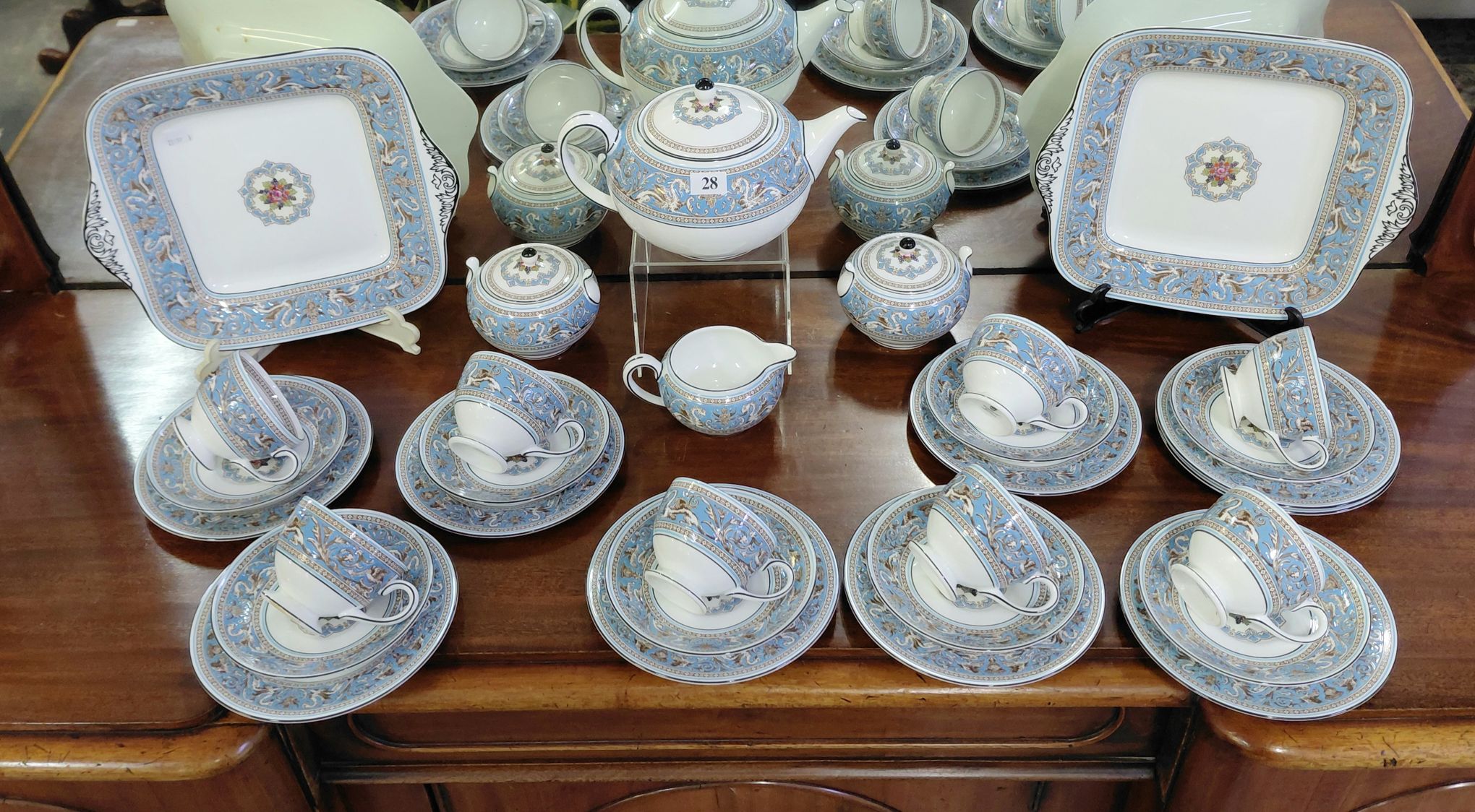 28 · A WEDGEWOOD FLORENTINE TEA SEVICE