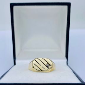 YELLOW GOLD PINKY AND DIAMOND SIGNET RING.1.8G RING SIZE K 1/2