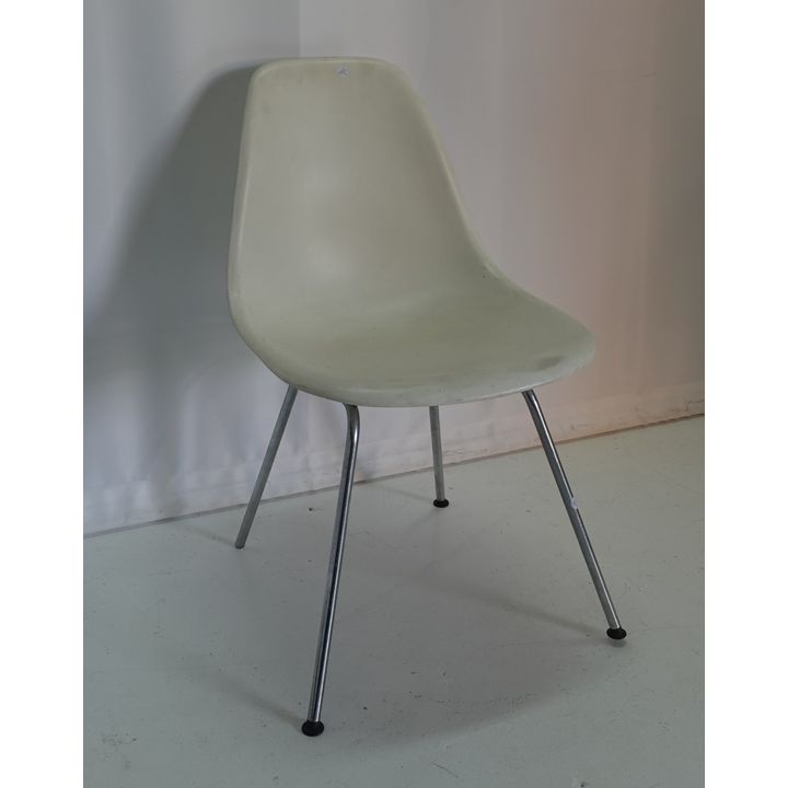 VITRA EAMES PLASTIC SIDE CHAIR