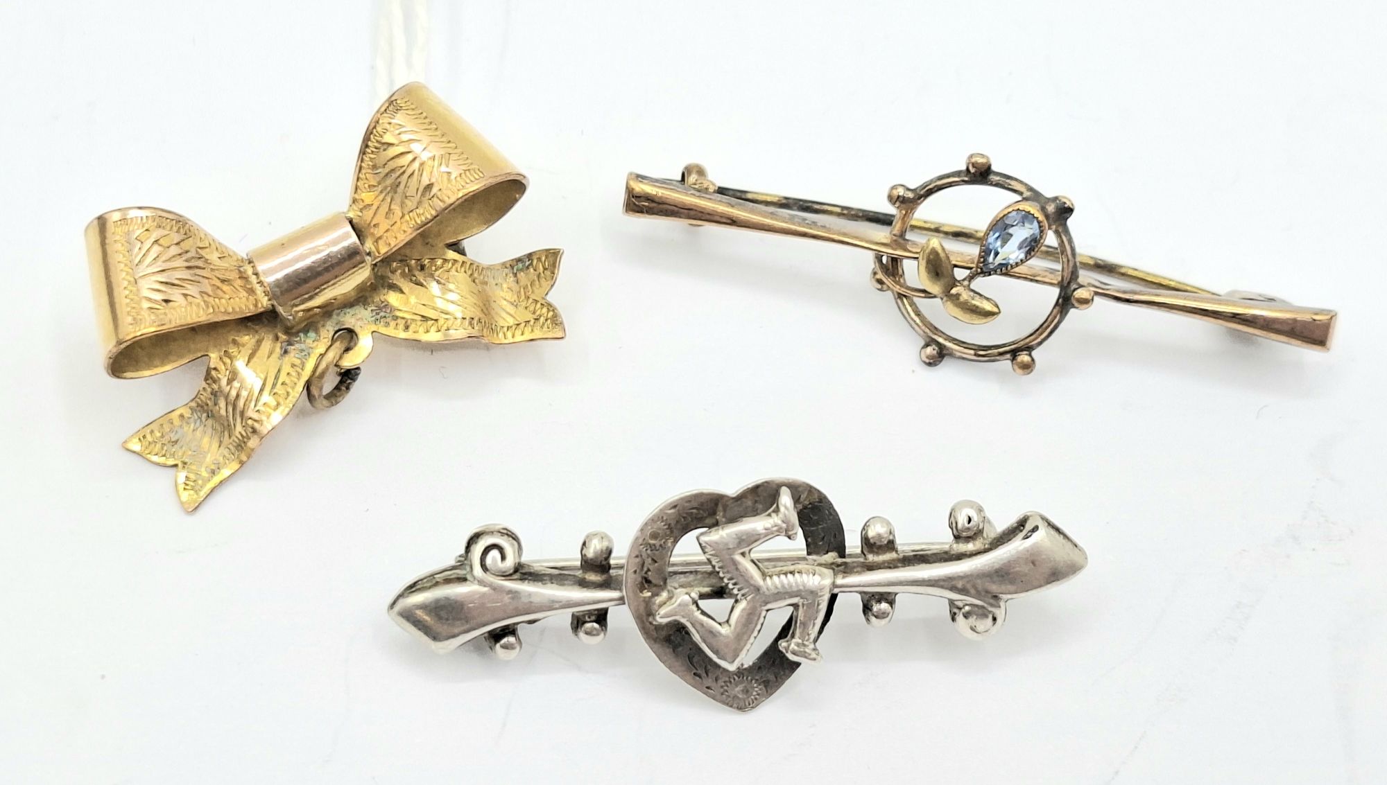 1043 · VINTAGE BROOCHES