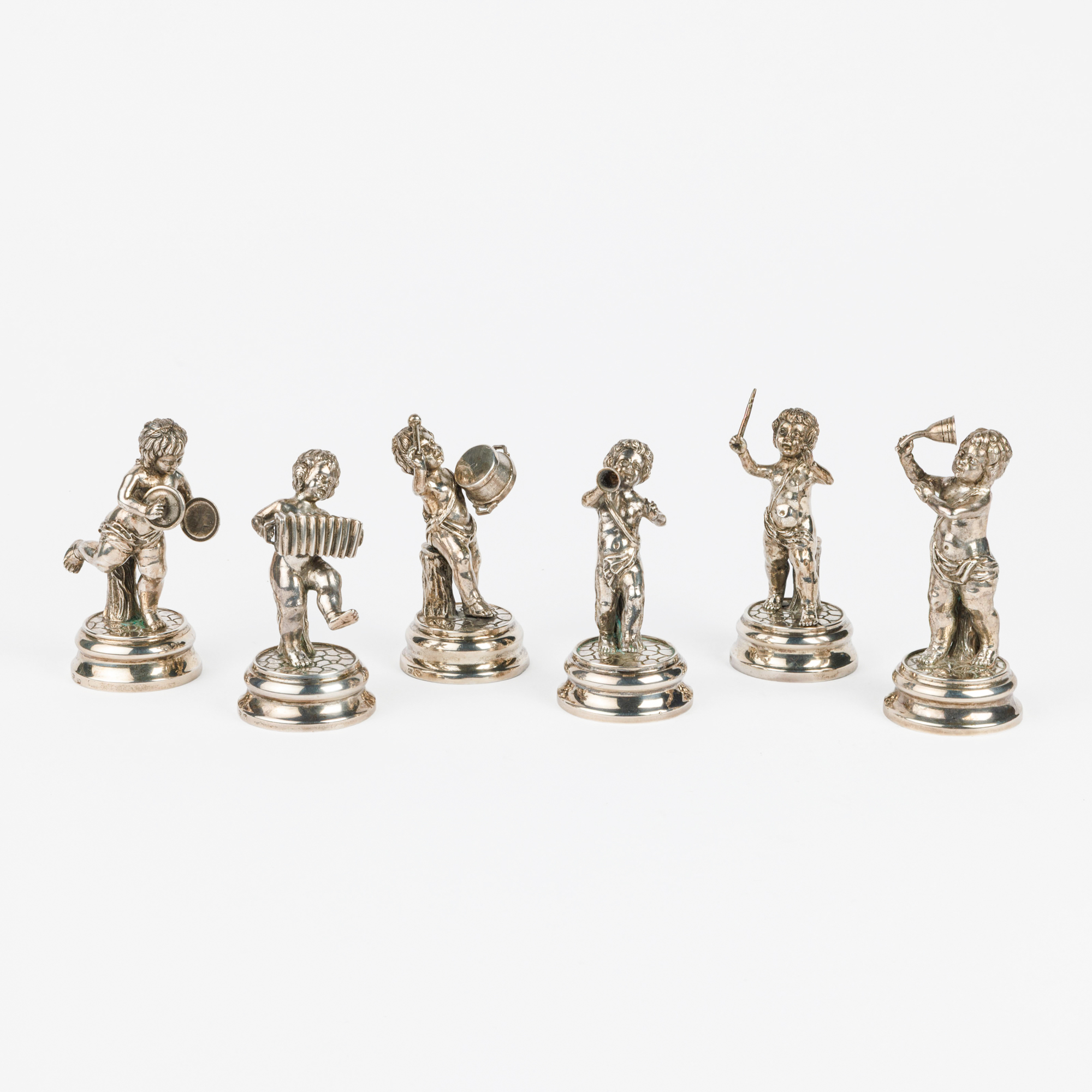 A six-part concert of putti playing music – kavel bij Bernaerts, Antwerp