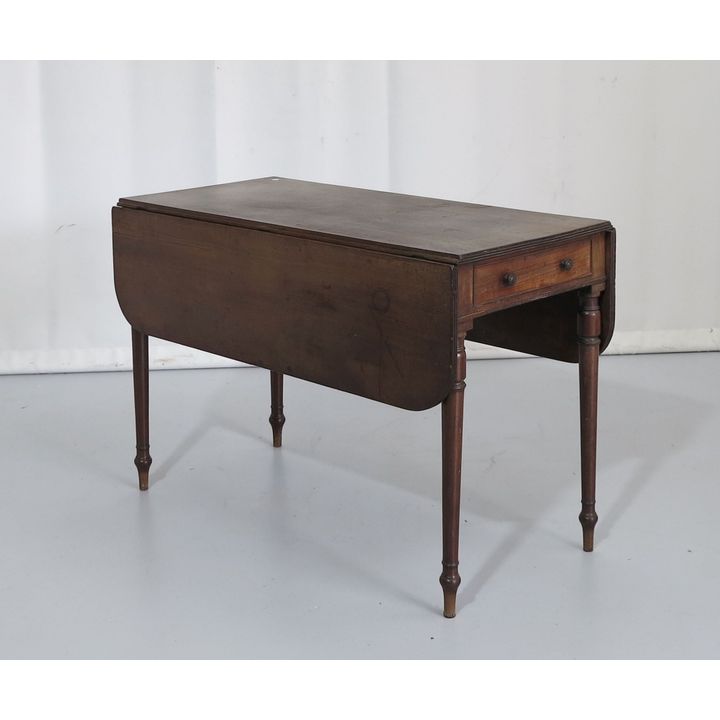 VICTORIAN MAHOGANY PEMBROKE TABLE