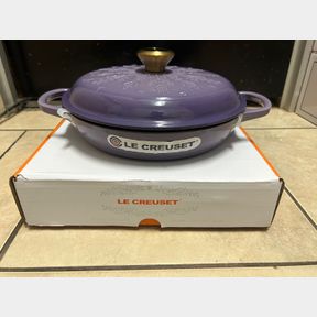 LE CREUSET CAST IRON 26CM BERRY PURPLE NOEL DESIGN SHALLOW CASASEROLE - 51648/2554