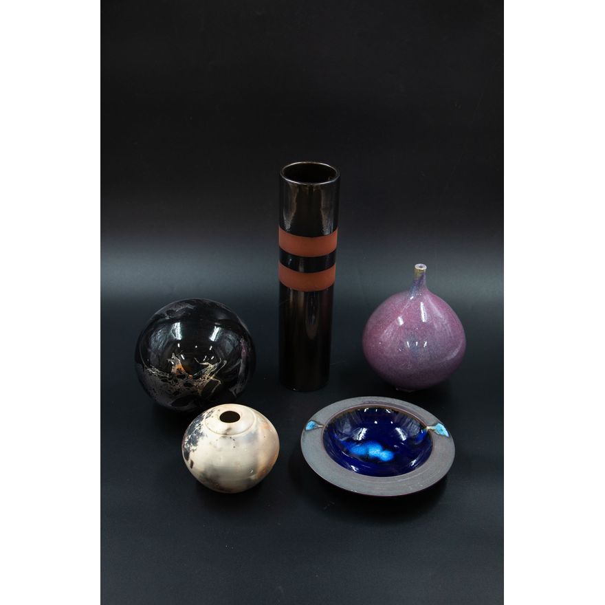 A group of five assorted ceramic pieces